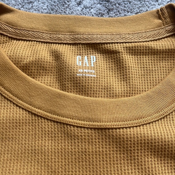 NWOT Gap thermal long sleeve top - Picture 2 of 3